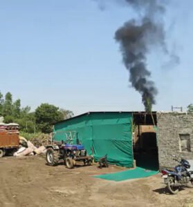 આ ધુમાડાથી આખો વિસ્તાર ધુમ્મસથી ઢંકાઈ જાય છે. બાળકો અને વૃદ્ધોને શ્વાસ લેવામાં તકલીફ થતી હોવાથી અમને ઘર બહાર નિકળવું પણ મુશ્કેલ બની ગયું છે.